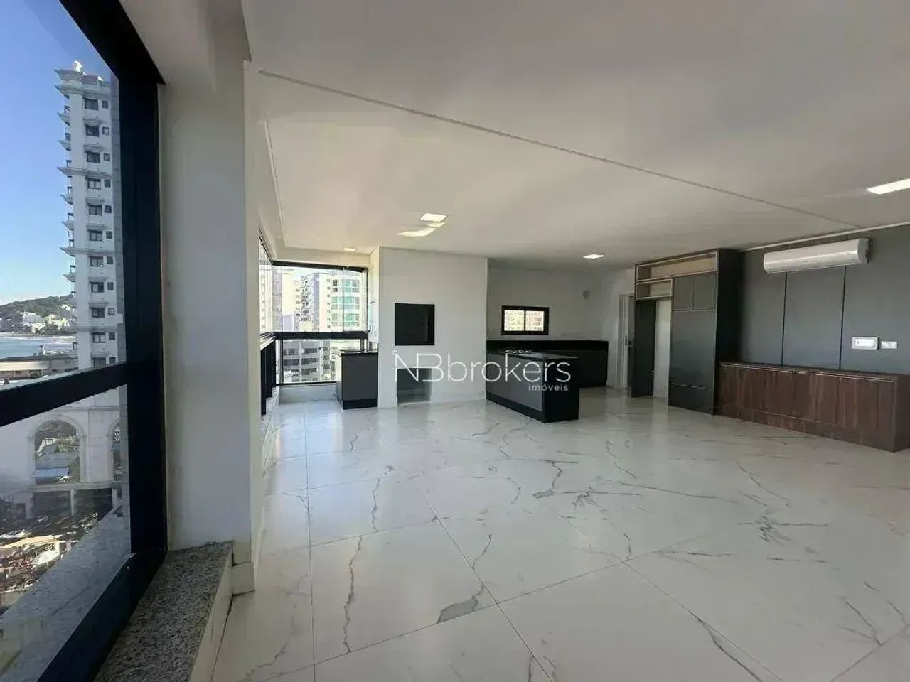 APARTAMENTO DE 130m² COM 3 SUÍTES E 2 VAGAS NO CENTRO DE ITAPEMA! - Foto 4