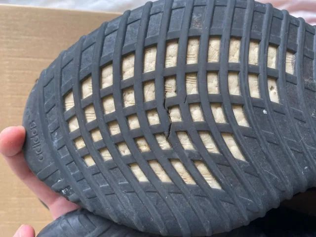 tênis adidas yeezy 350 v2 onyx 43 - Foto 3