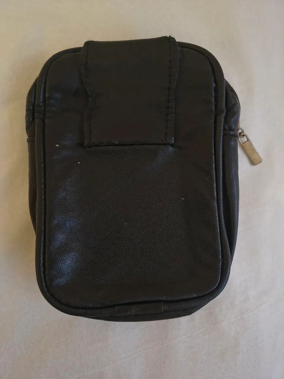 2 pochetes pretas pequenas 