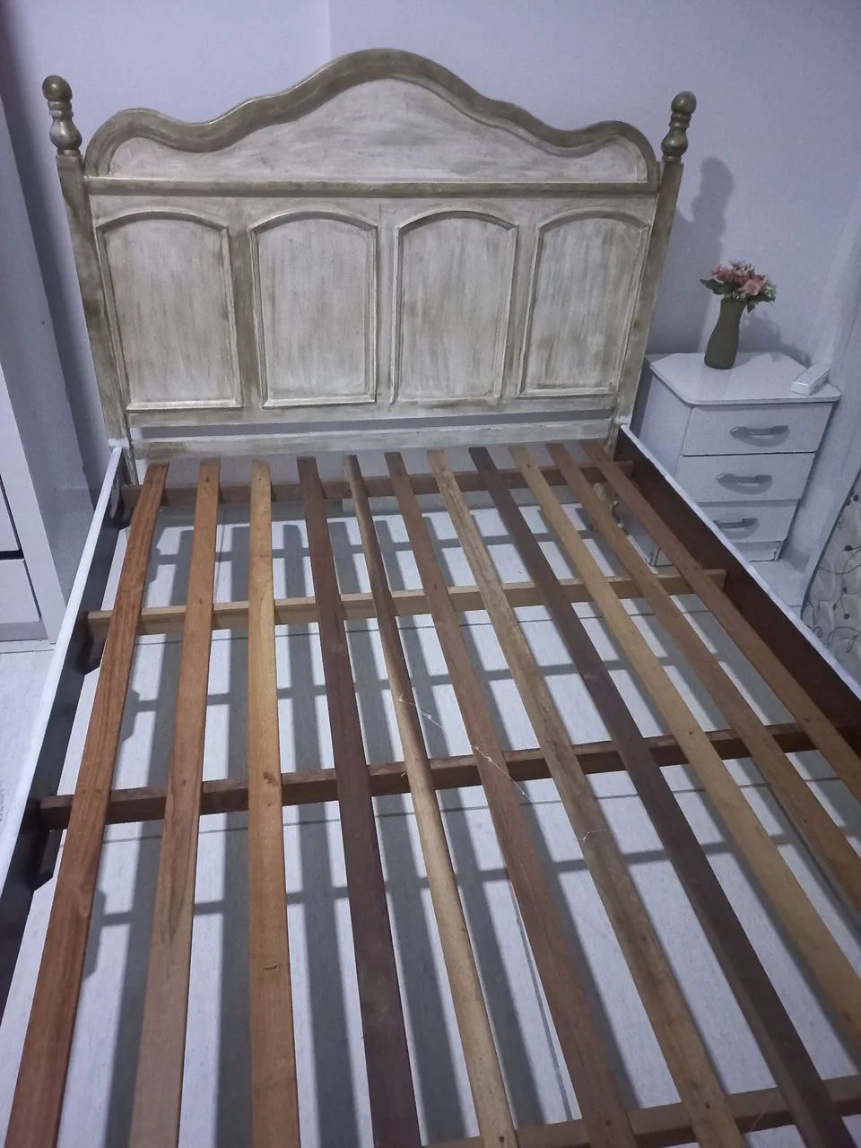 CAMA DE CASAL EM MADEIRA MACIÇA  - Foto 2