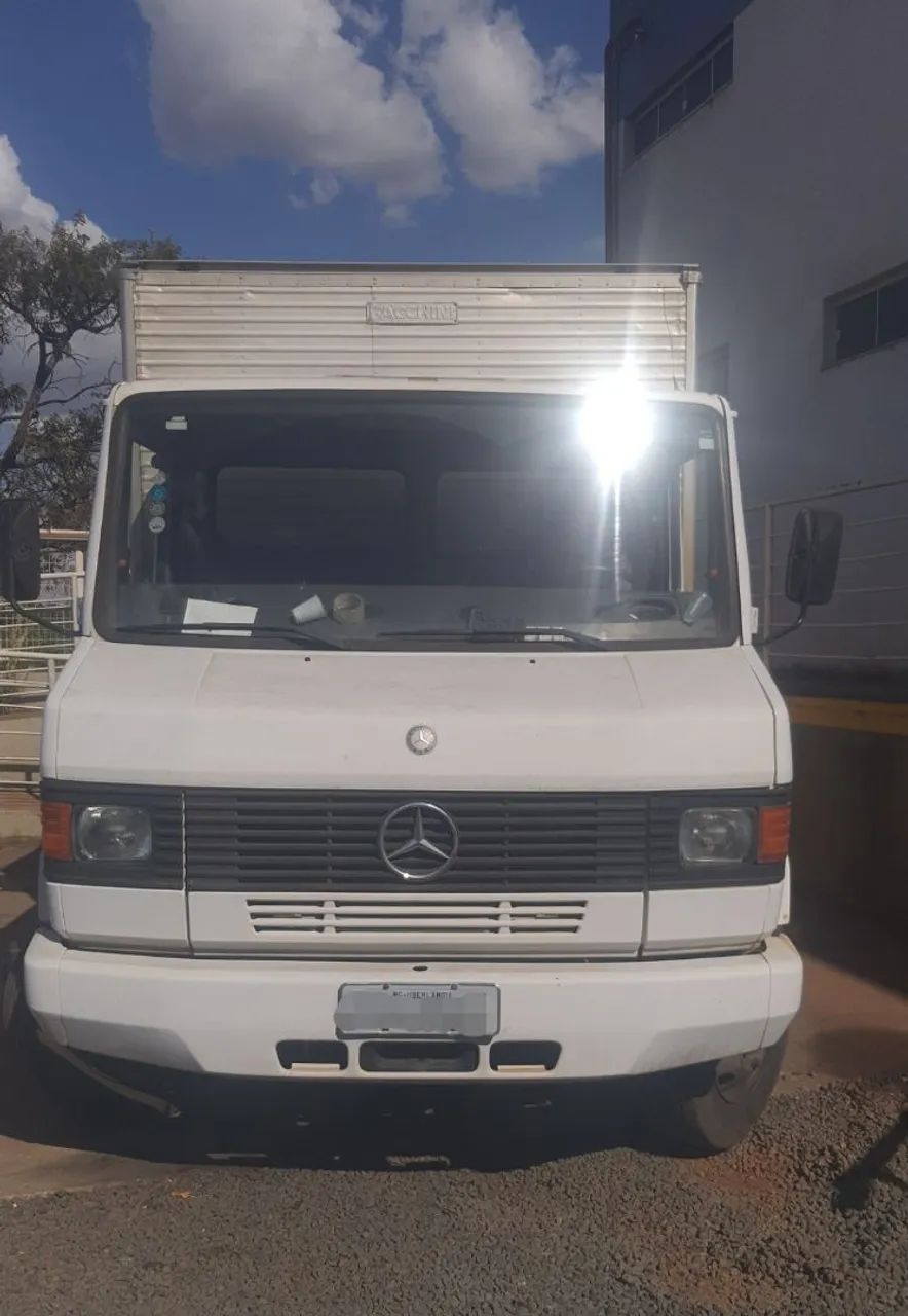 Mercedes 710 2009 Baú 