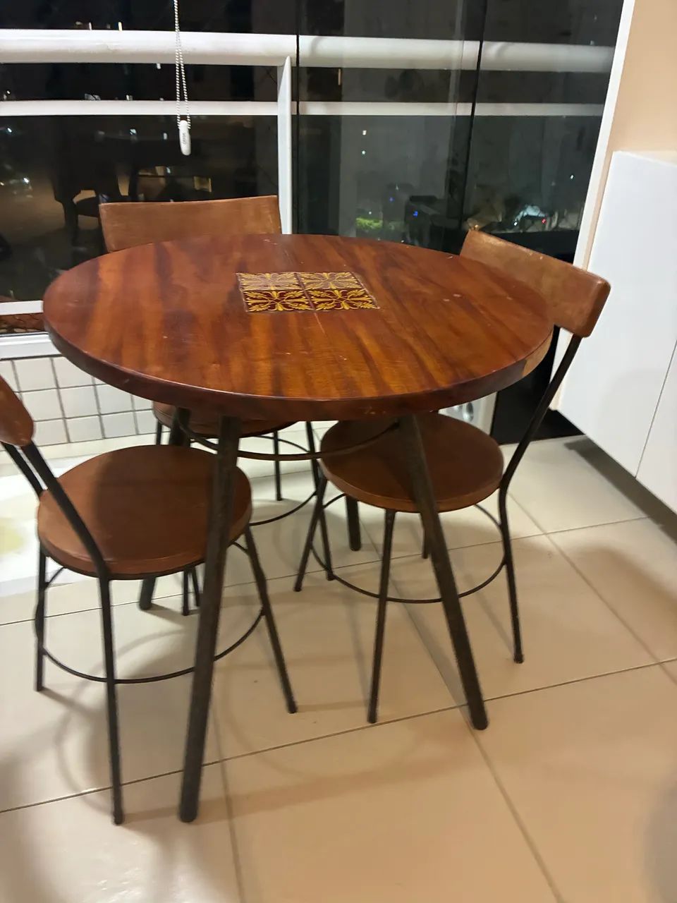 Mesa em madeira maciça com pés de ferro e 3 cadeiras 