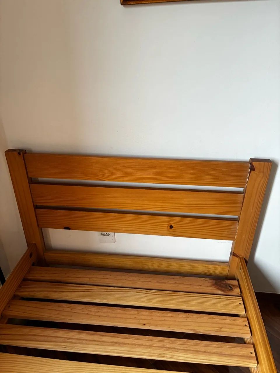 Cama de solteiro de madeira 