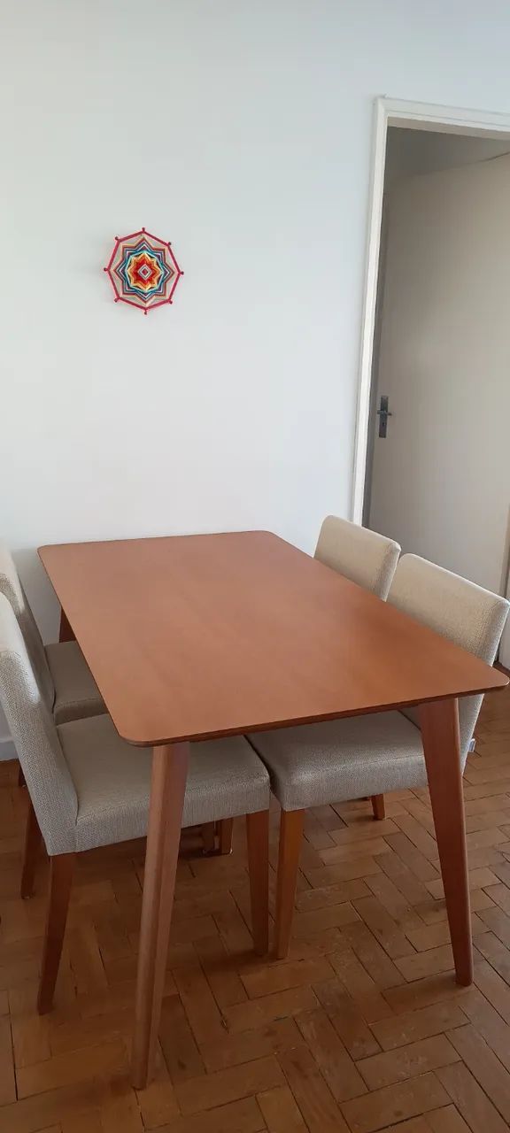 Conjunto de jantar (mesa e 4 cadeiras)
