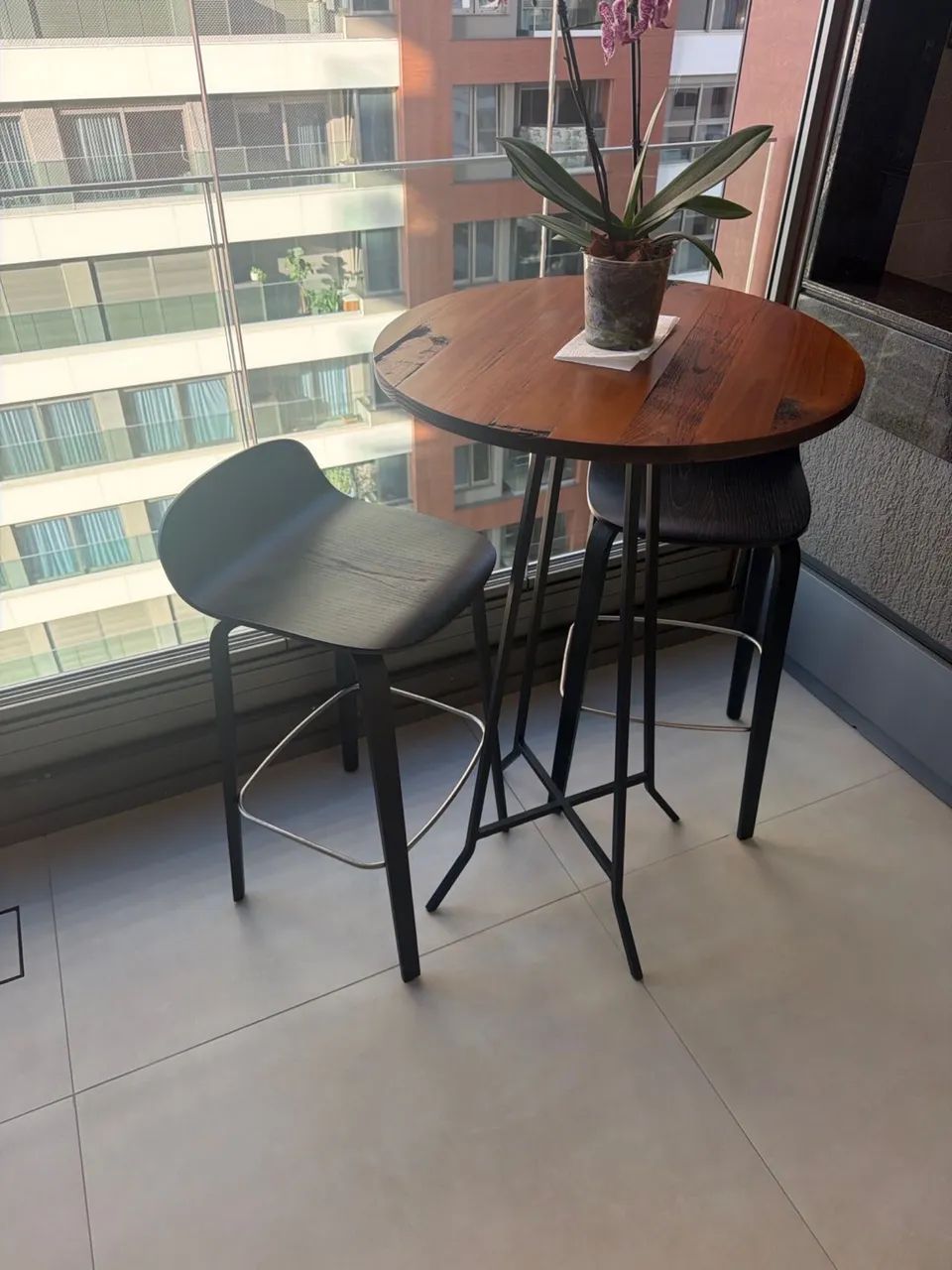 Mesa e banquetas  - Foto 2