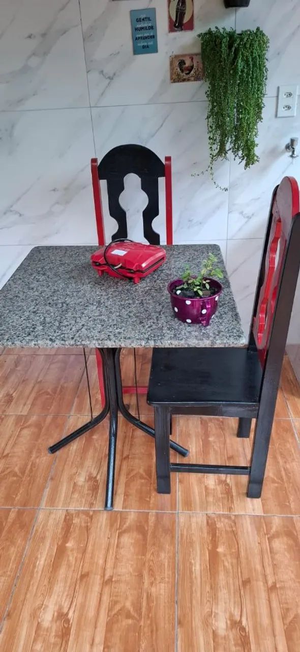 Mesa pequena com 2 cadeiras