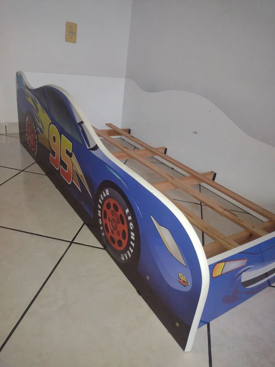 Vendo cama infantil de carro  tamanho 157/ 72