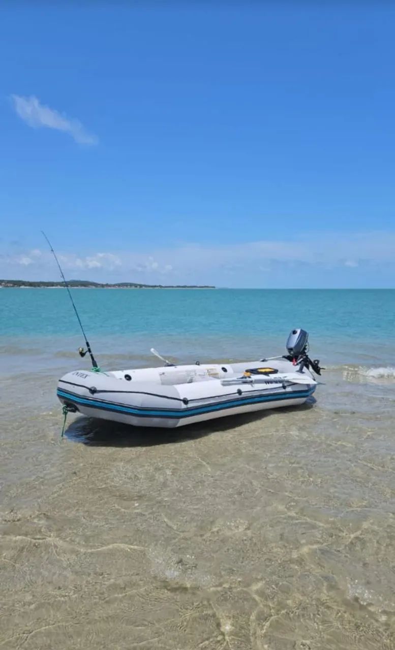 Barco com motor e coletes 