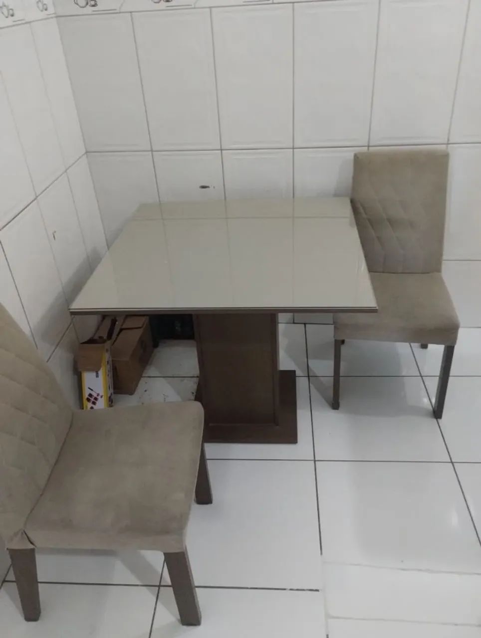 Mesa de jantar 90x90 com 4 cadeiras  - Foto 3