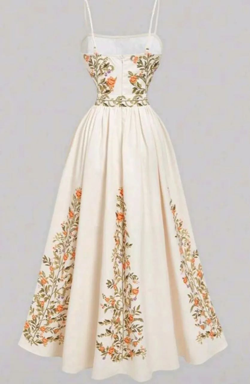 Vestido com detalhes florais - Foto 2