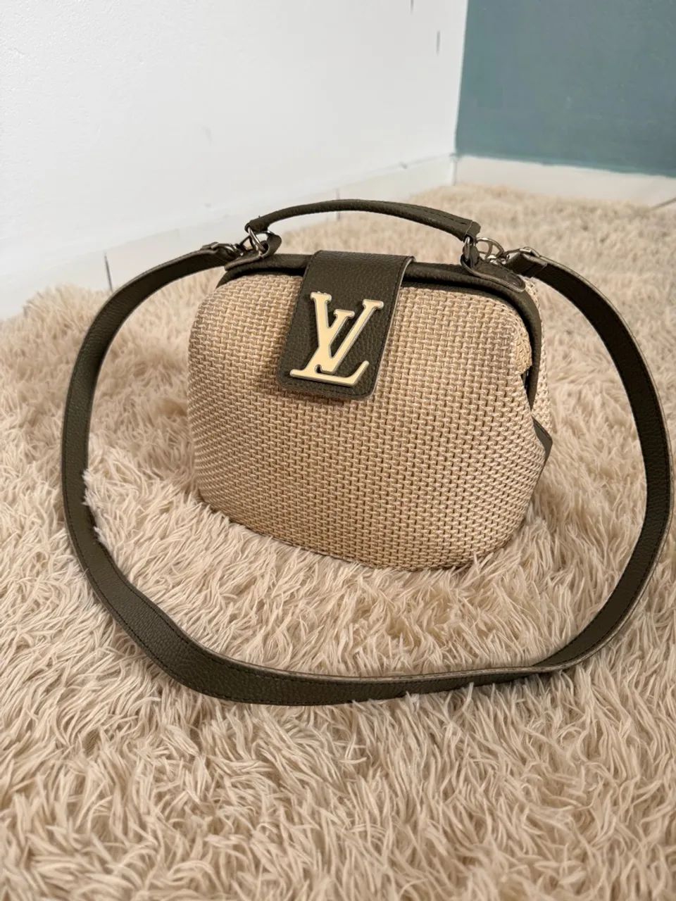 Mala de Ombro/Mão Texturizada Estilo Ráfia com Logótipo LV ?
