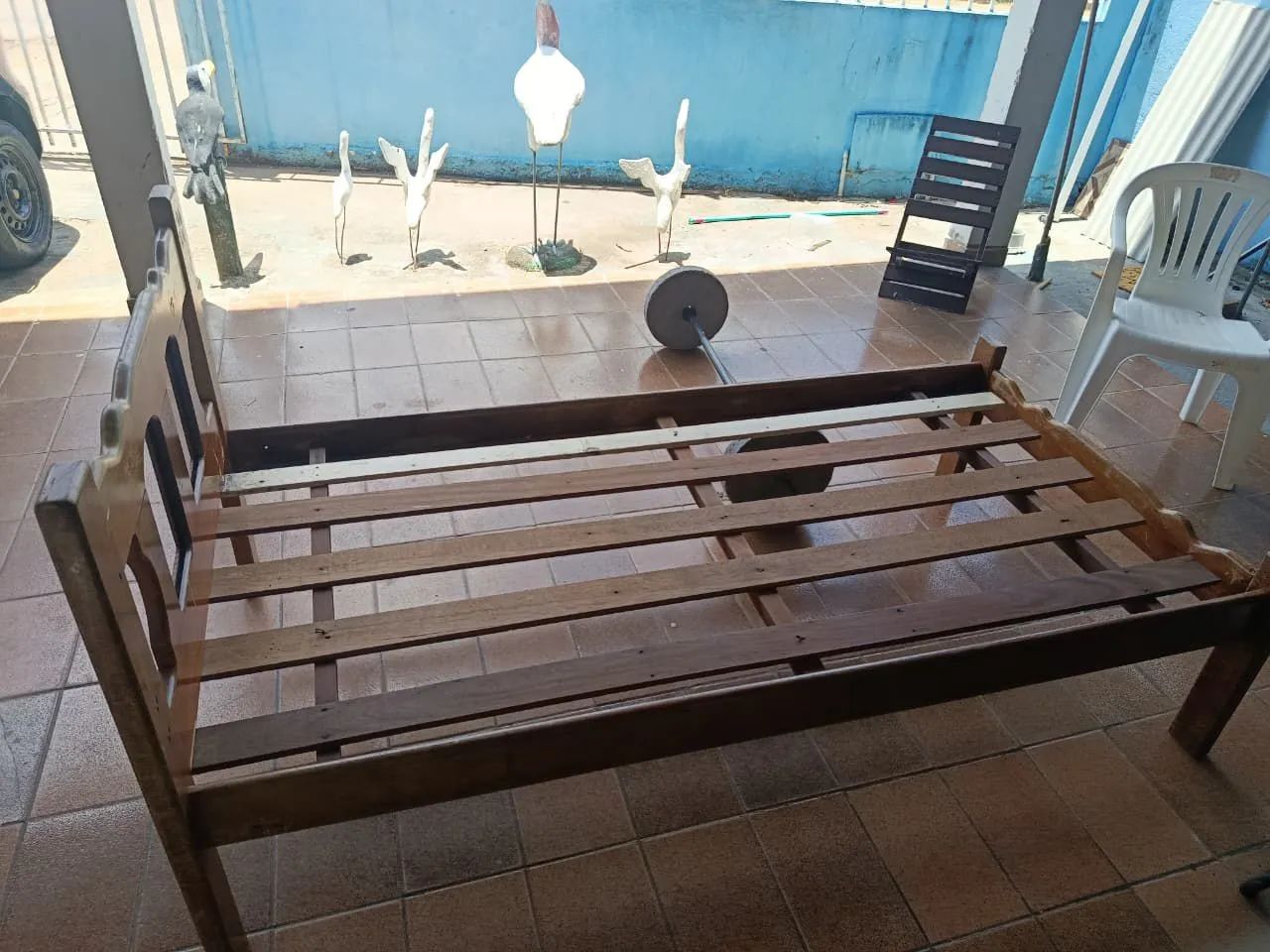 Cama de solteiro de madeira, precisando lixar - Foto 2