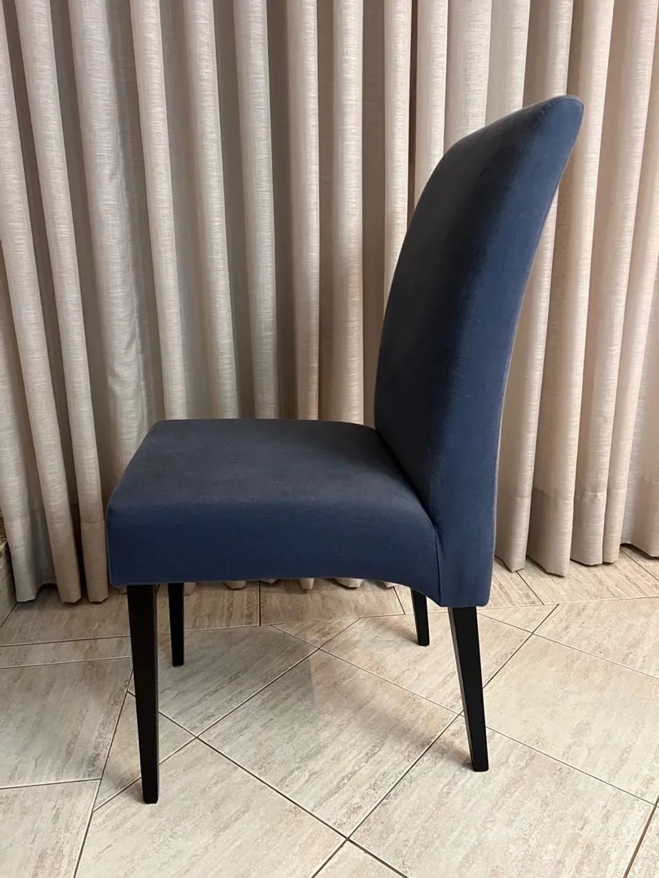 Cadeira de jantar estofada em linho azul marinho - Foto 3