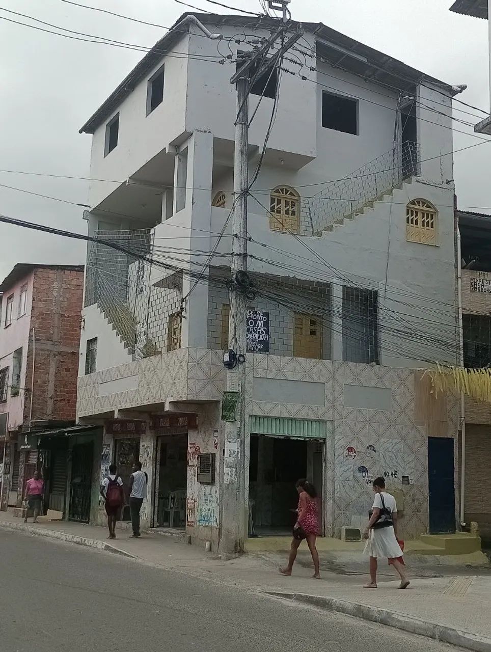 Vendo este ponto comercial+duas casas e cobertura 