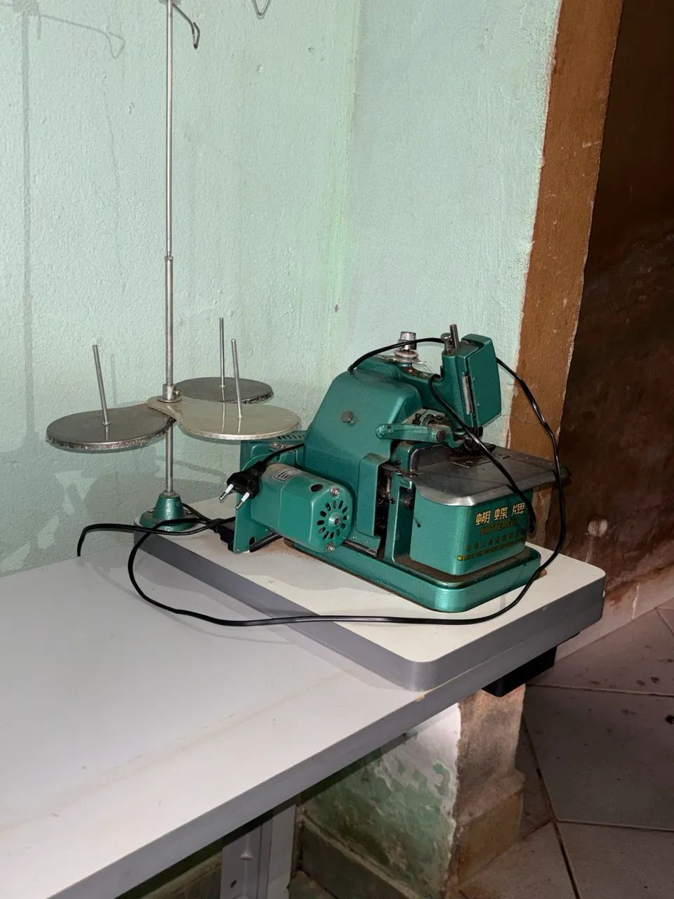     Máquina de Costura Overloque Butterfly com Mesa e Motor - Foto 4