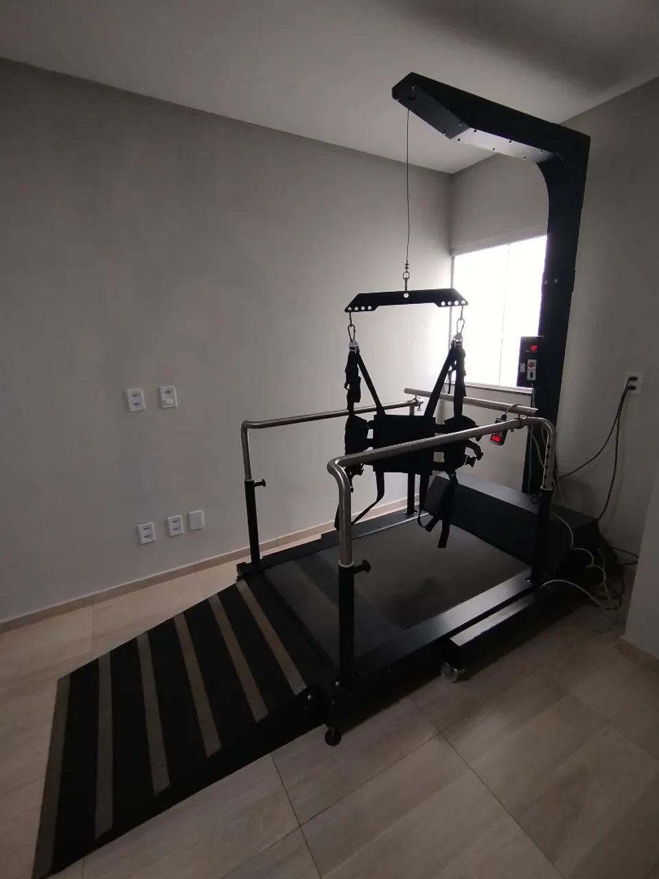 OPORTUNIDADE - ESTEIRA NEUROFUNCIONAL i9 NEURO + SUPORTE DE PESO STANDARD