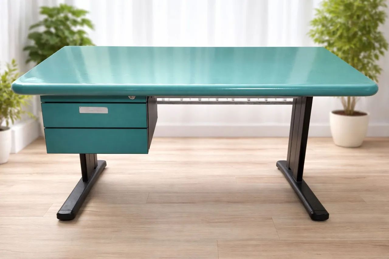 Escrivaninha com 2 gavetas