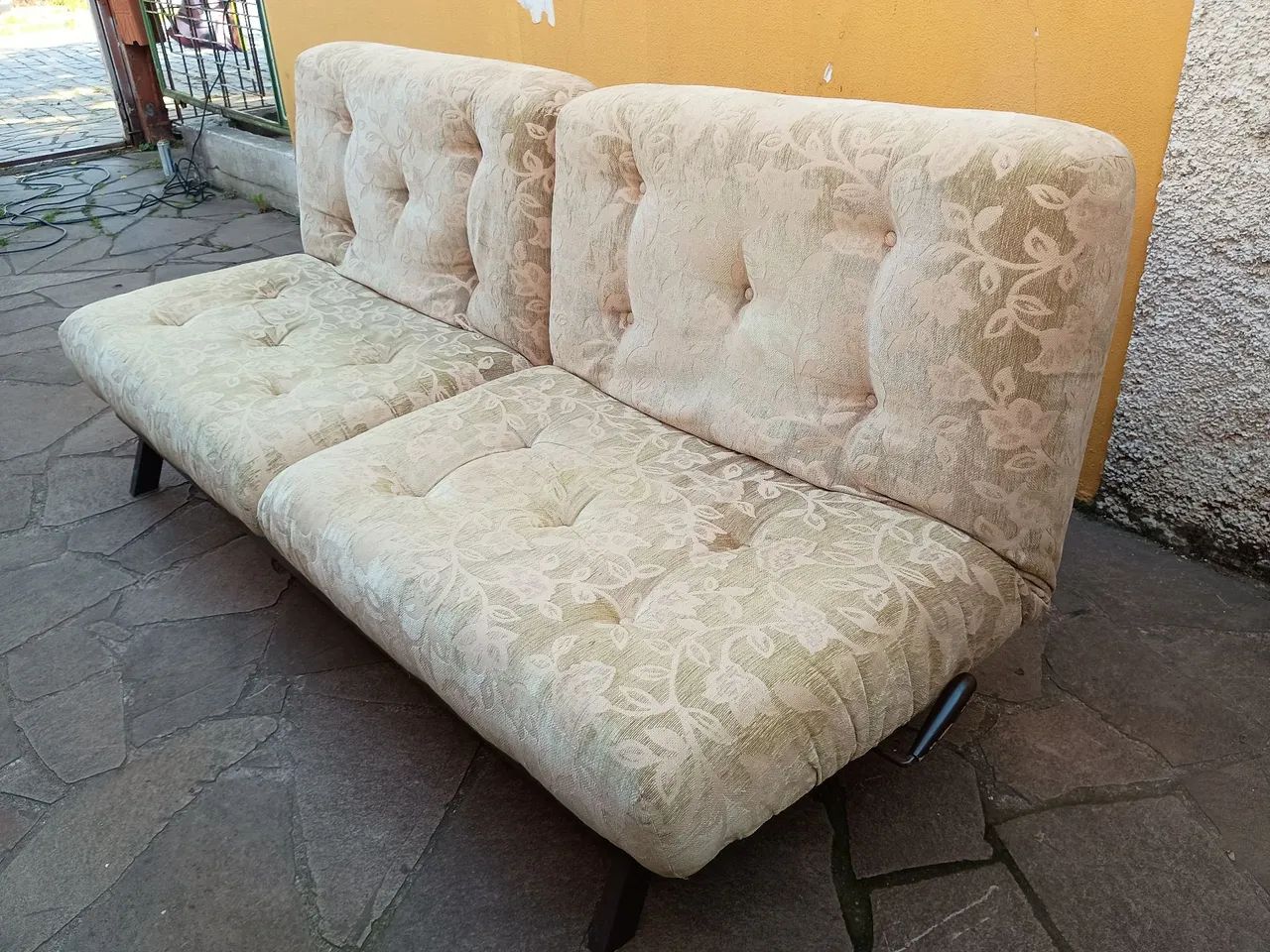 Sofá-cama casal, com molas e pistões a gás.