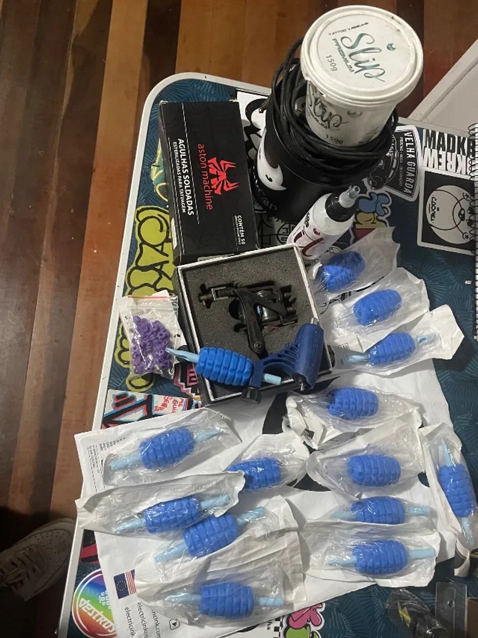 equipamento de tatuagem ótimo para quem está começando contendo duas maquinas 