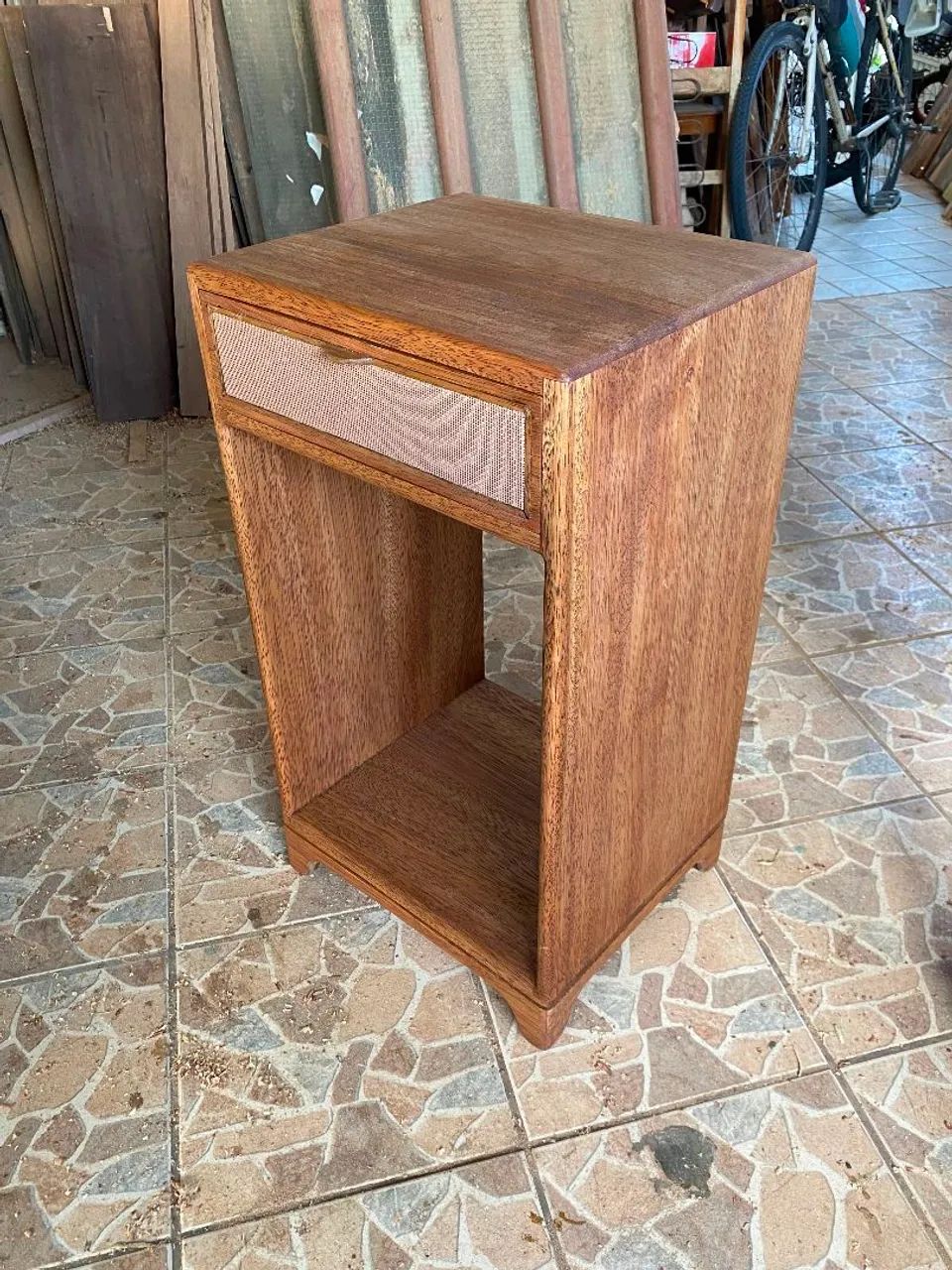 Mesa de cabeceira maciça autoral - Foto 3