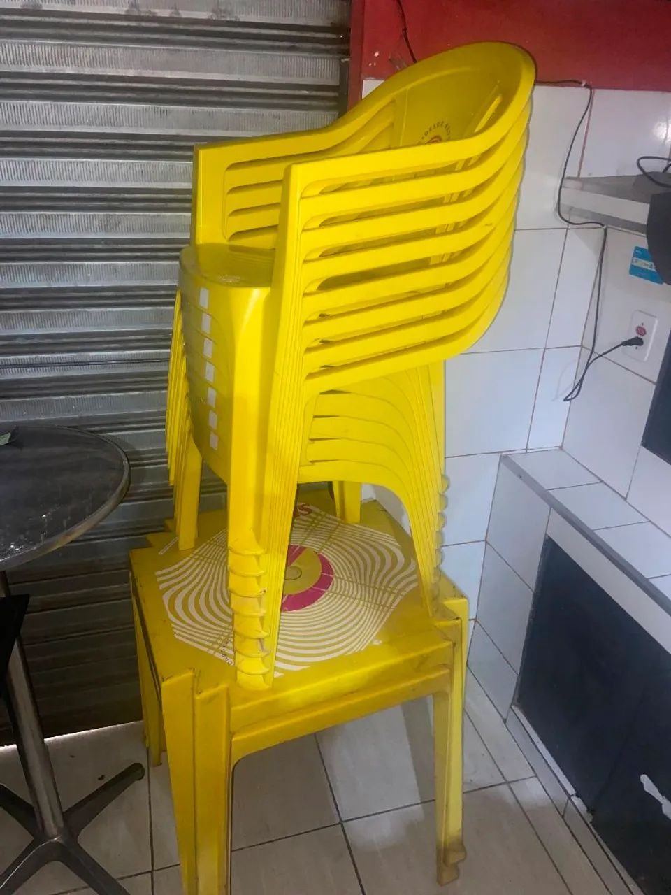 KIT duas mesas e oito cadeiras da skol - Foto 3