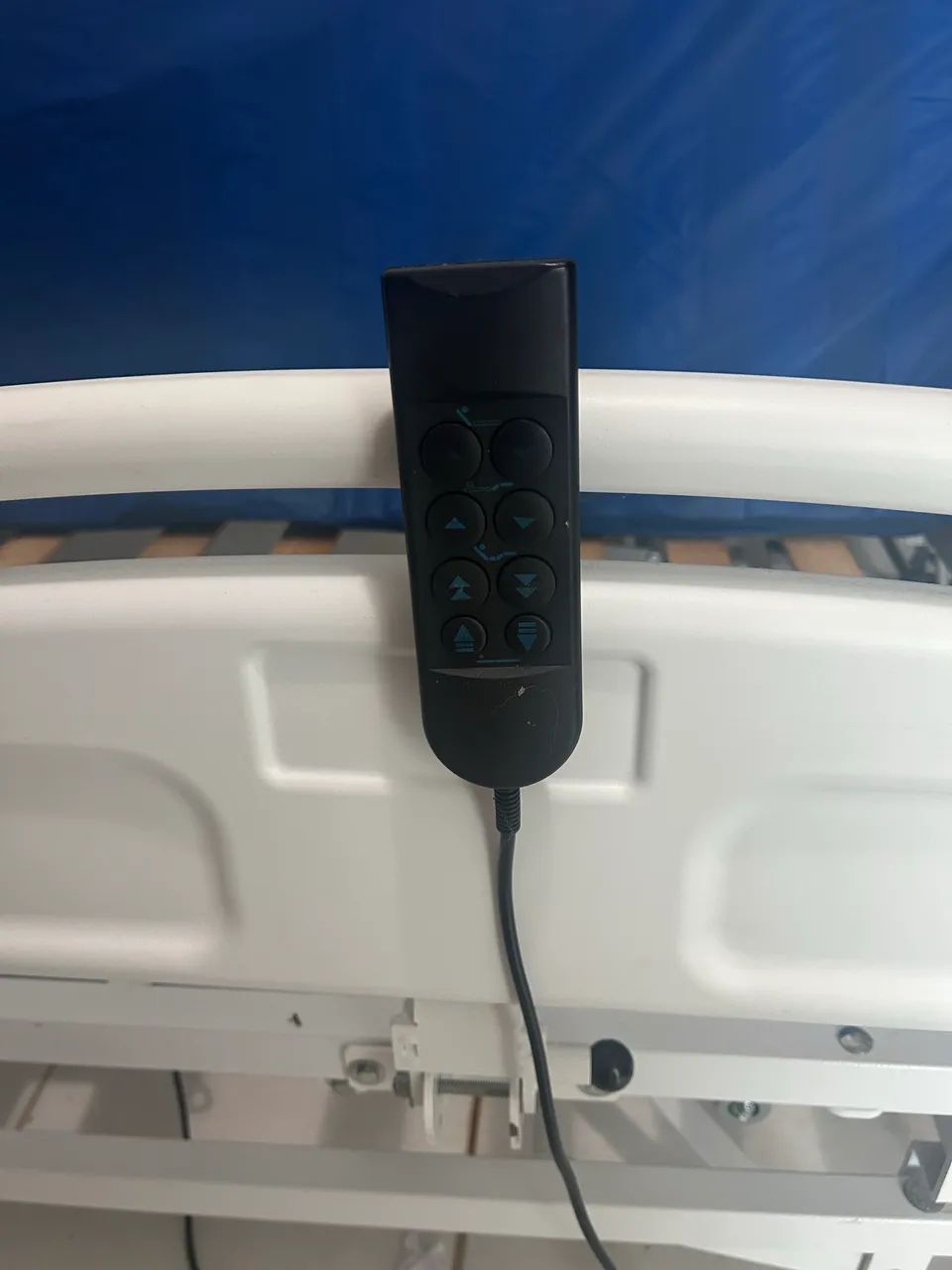 Cama hospitalar automática com controle  pouquíssimo usada 