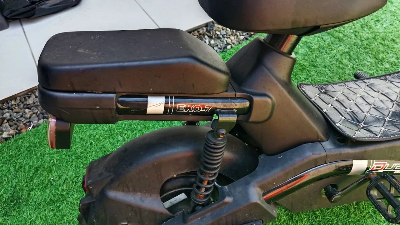 Scooter Elétrica EKO7 com carregador, em bom estado de conservação e funcionando. - Foto 2