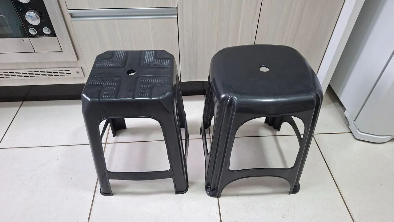 2 banquetas plásticas 