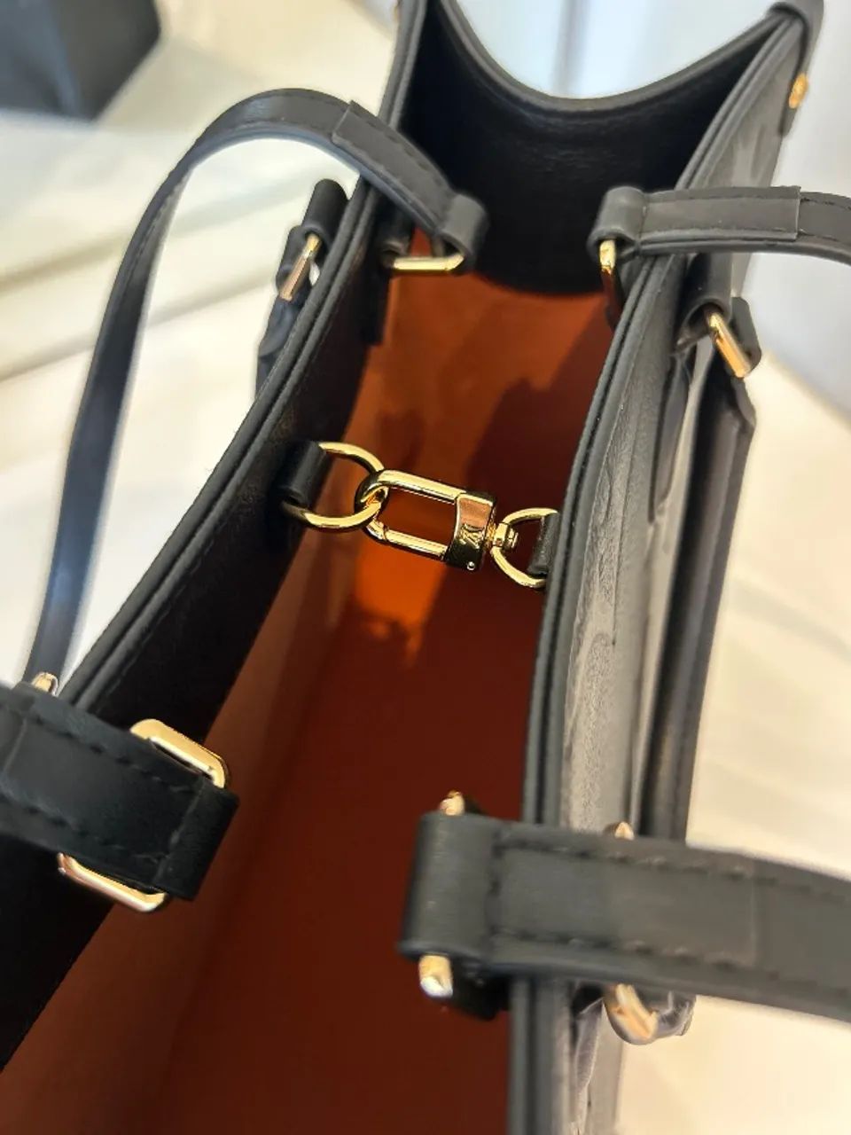 Bolsa Louis Vuitton On The Go MM Preta - Foto 4