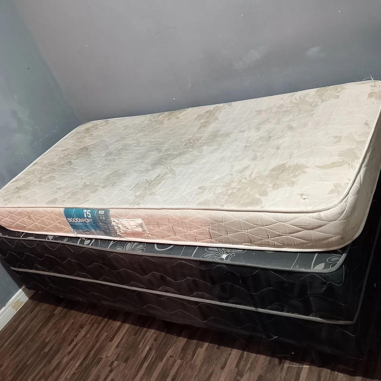 São uma cama box solteiro com dois colchões de solteiro.  - Foto 4