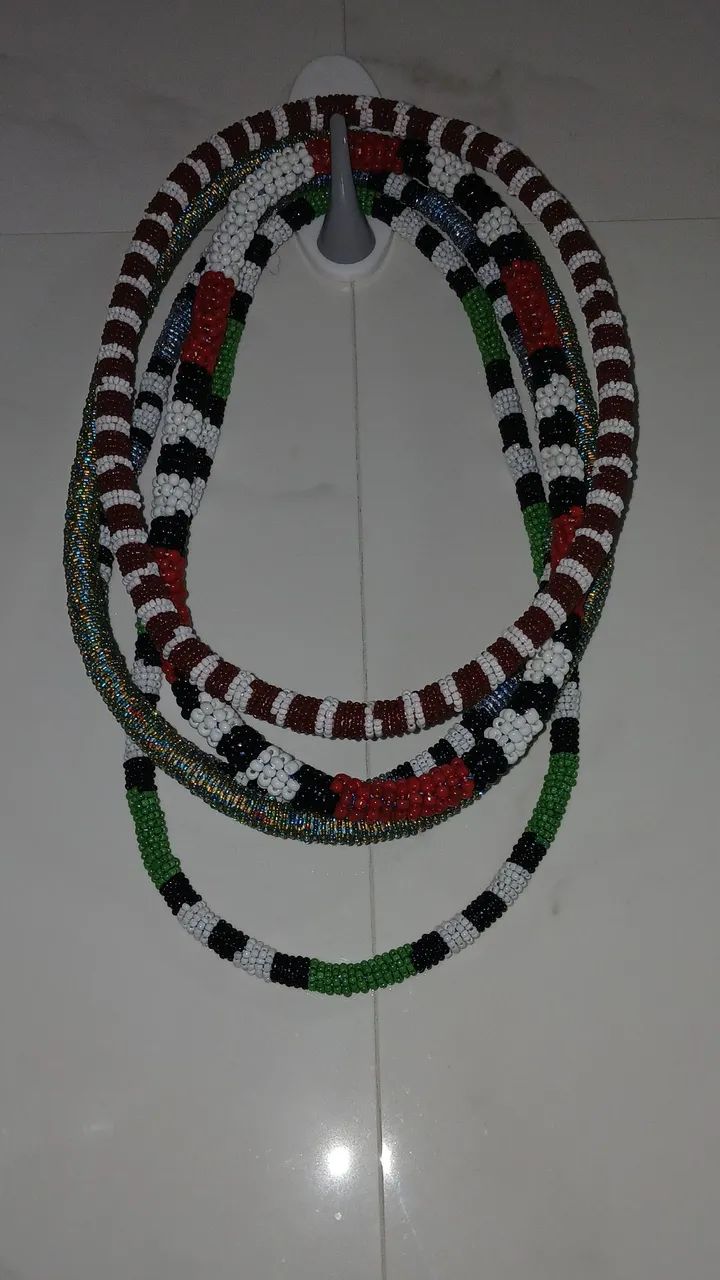 COLAR INDIGENA EM MIÇANGAS 