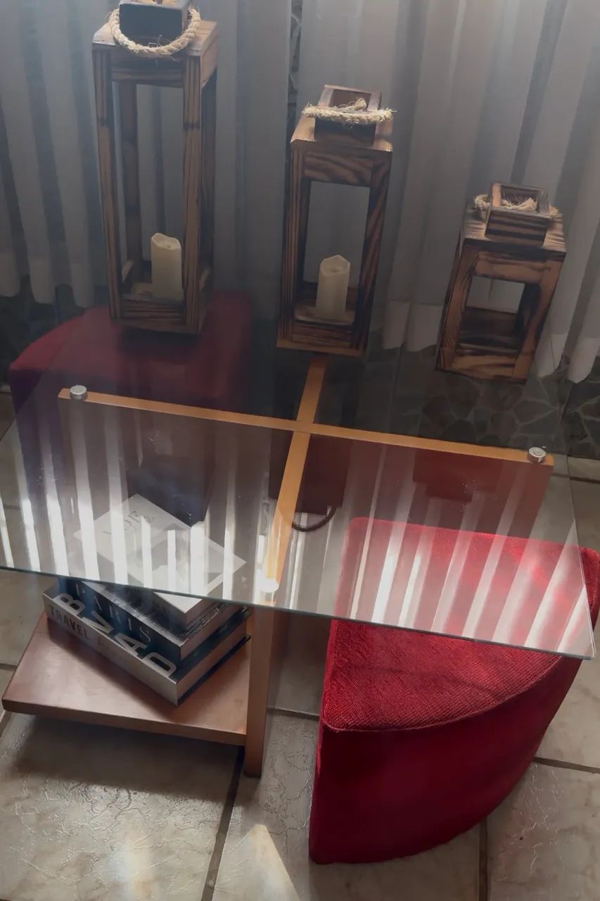 Mesa de centro com dois pufis um luxo madeira maciça - Foto 4