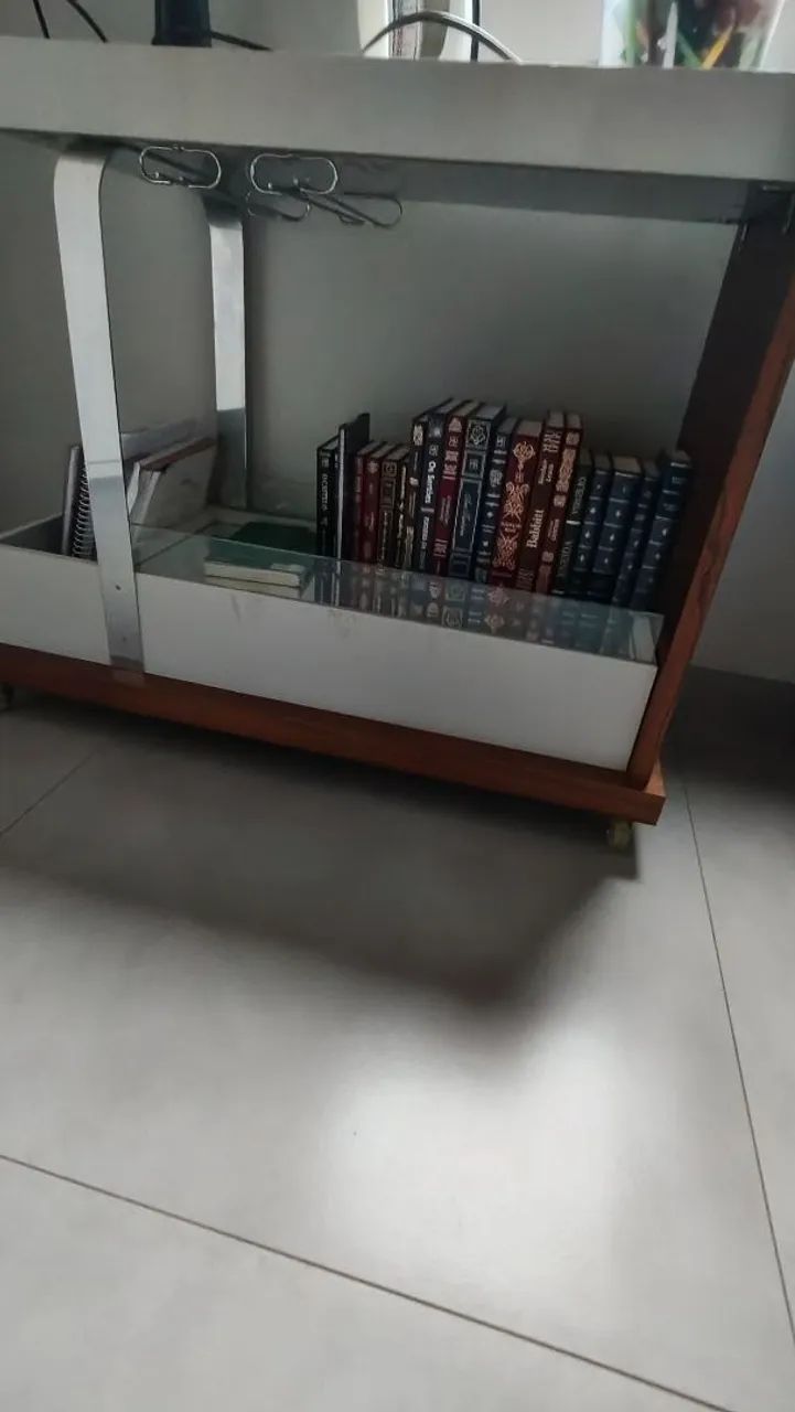 Bar com nichos para vinho e suporte de taças. - Foto 2