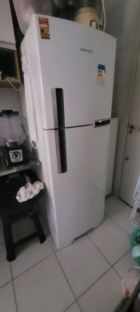 Vende-se uma geladeira