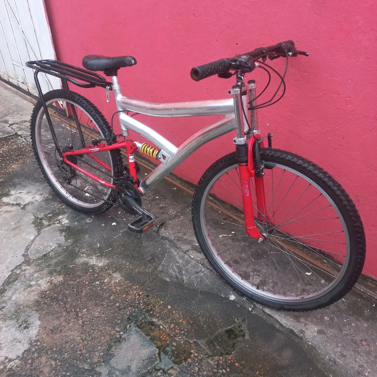 Bicicleta aro 26 alumínio e com bagageiro  - Foto 3