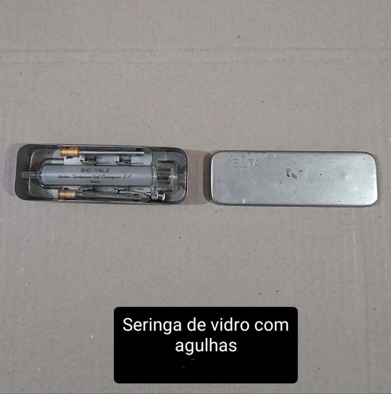 Estojo de metal antigo