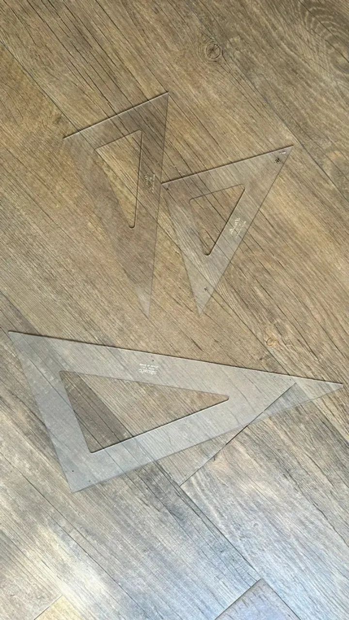 Par de esquadros e régua de desenho