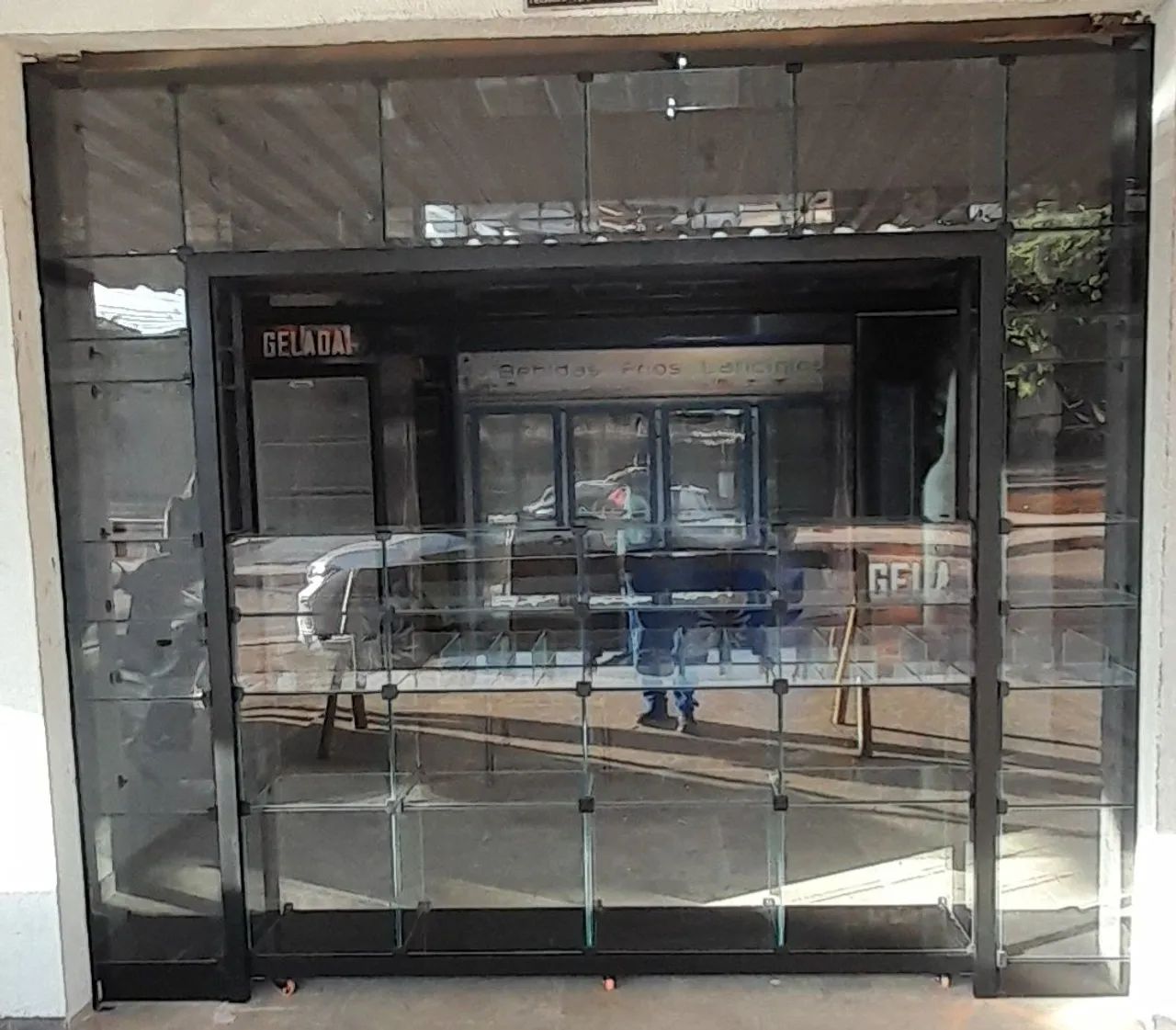 Vendemos: prateleiras, balcões, gôndolas, vitrines e baleiros de vidro temperado 4mm  - Foto 2