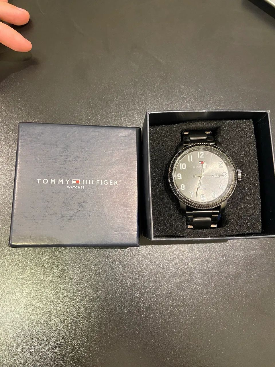 Relógio Tommy Hilfiger na caixa: ele era do meu chefe e agora quer que eu venda! 