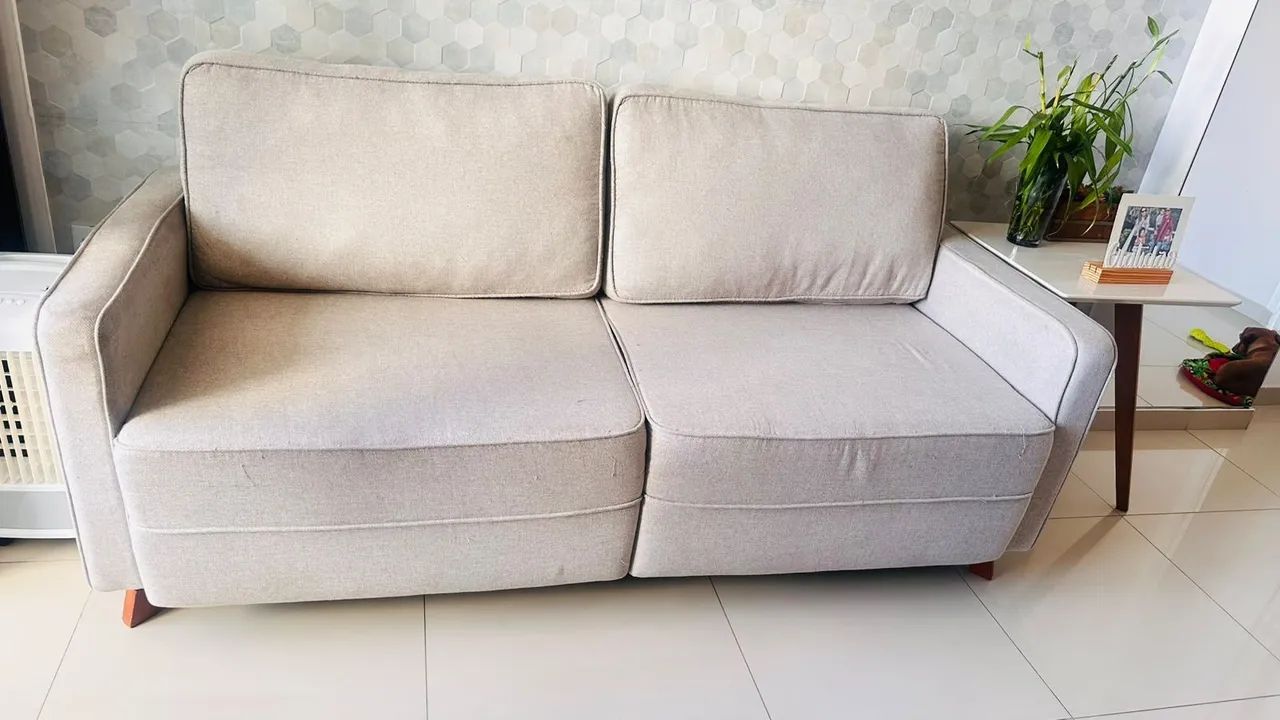 Sofá três lugares em linho