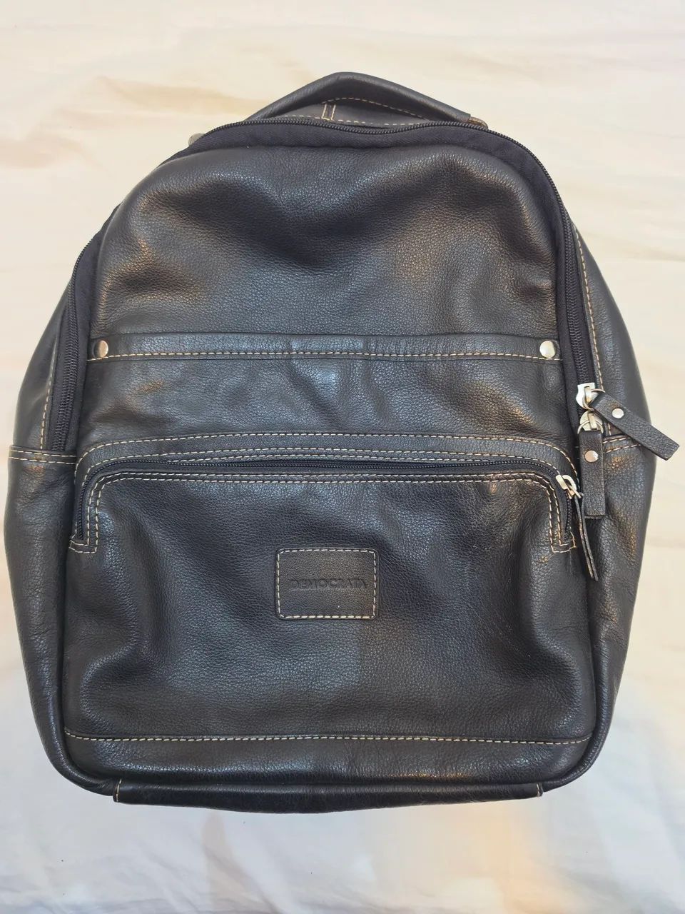 Mochila de Couro da marca DEMOCRATA Preta para Notebook até 15" - Excelente Estado