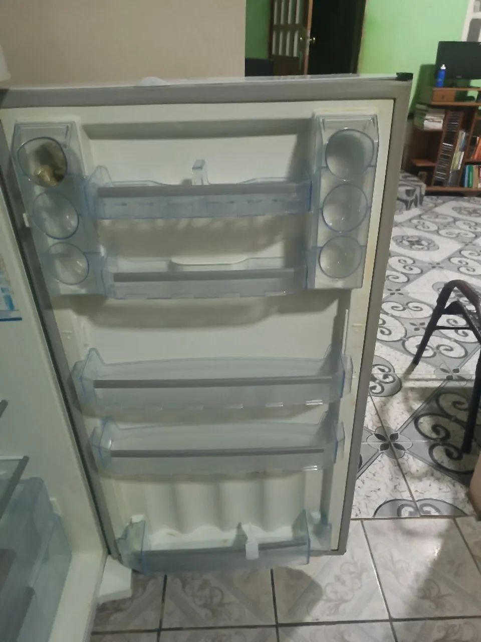 Vendo essa geladeira continental por 700 reais  - Foto 3