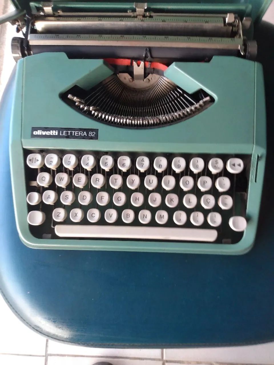 Máquina de escrever antiga olivetti