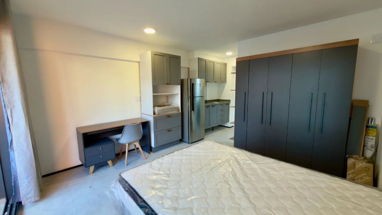 Studio com 32 metros com varanda mobiliado ao lado da PUc - Foto 4