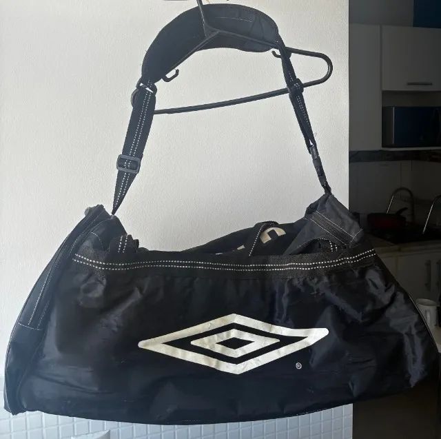 bolsa de viagem umbro atlético mineiro preta - Foto 2