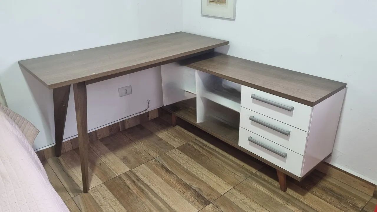 Mesa de escritório amadeirada, com 4 nichos e 2 gavetas