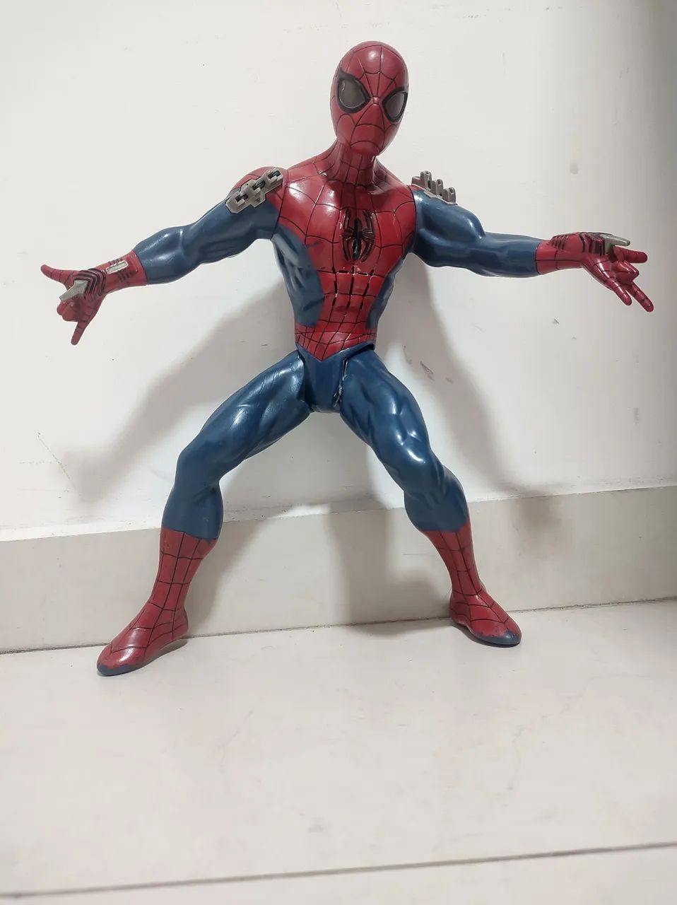 Boneco homem aranha 35cm usado, mexe os braços e pernas. - Foto 2