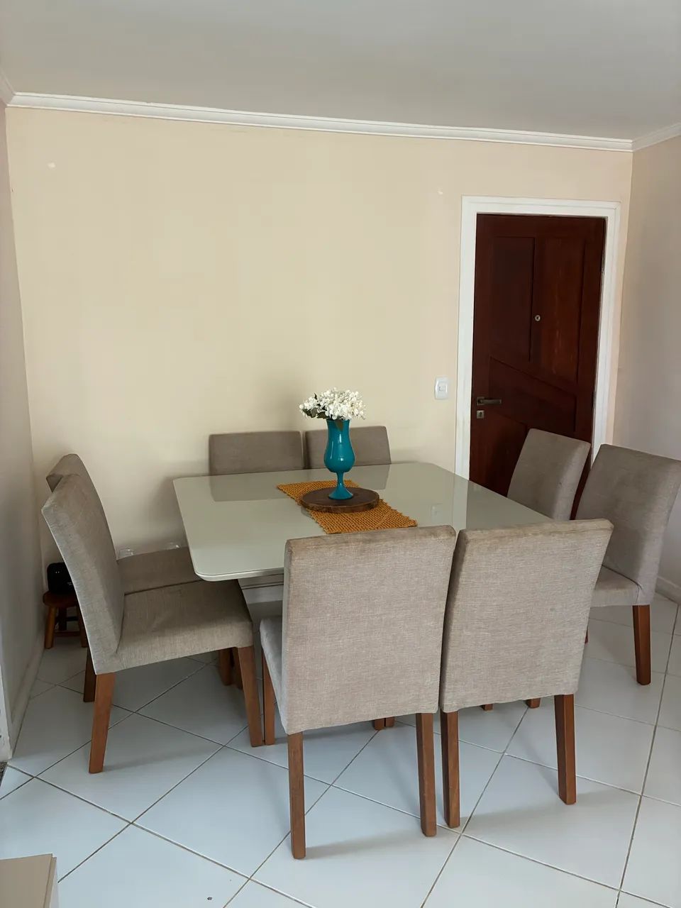 Mesa com 8 cadeiras de madeira  - Foto 3