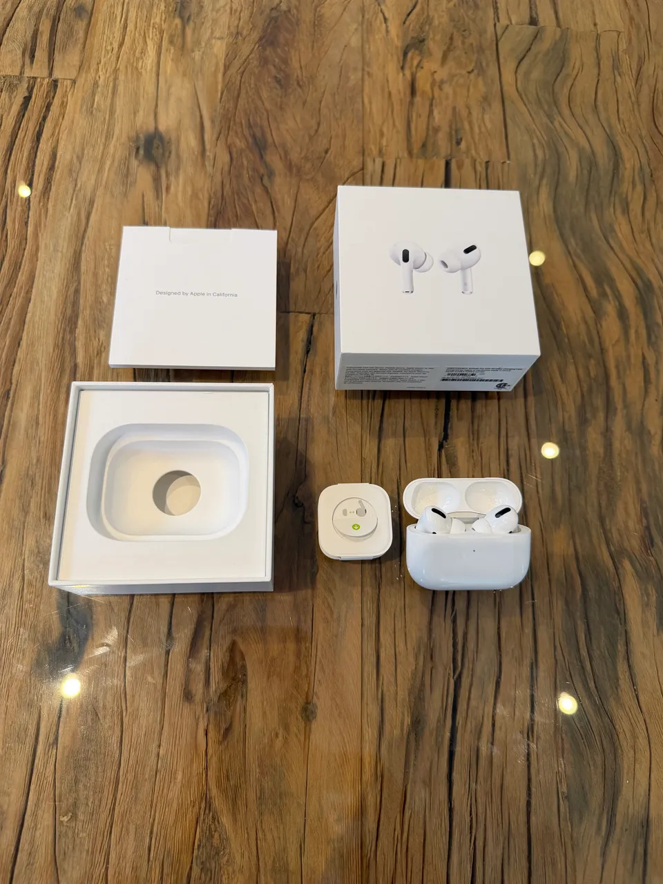 Apple AirPods 4 com Cancelamento Ativo de Ruído (ANC) MXP63LL/A