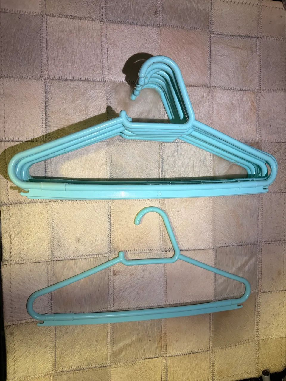 Cabides infantis na cor verde agua